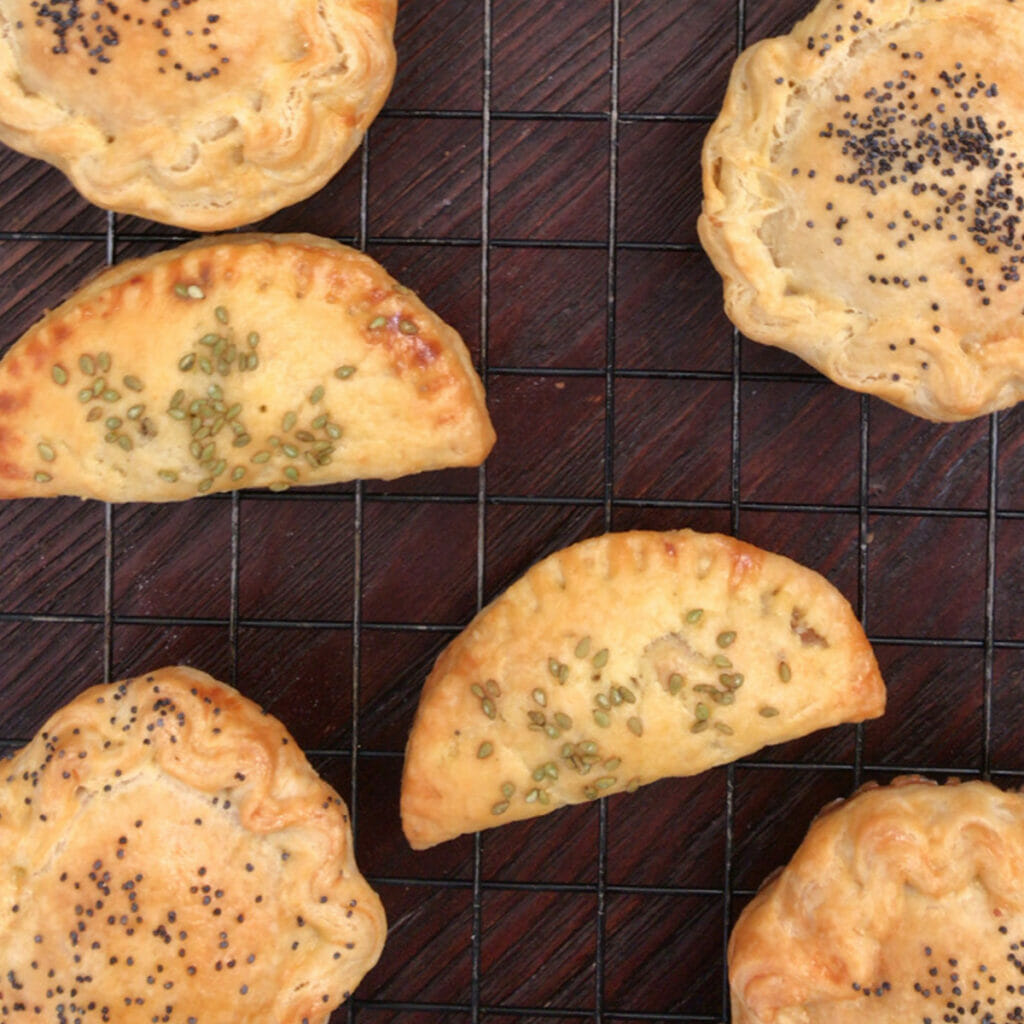 Empanadas de Atún y Pasteles de Maíz